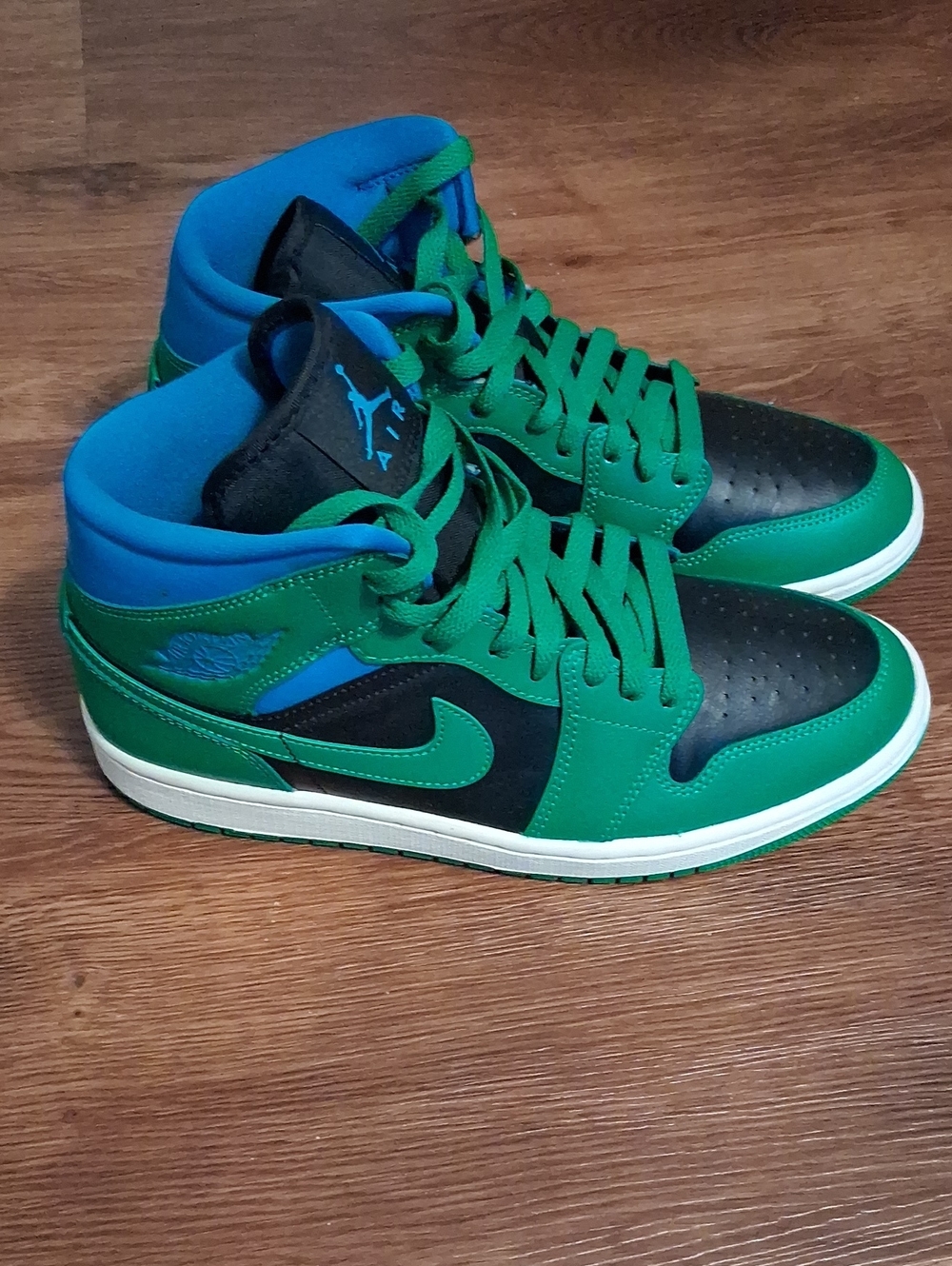 Nike Mid-Top Sneakers in Green and Blue